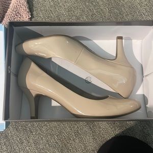 Life Stride nude pumps